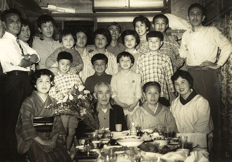 初代関光と家族の集合写真